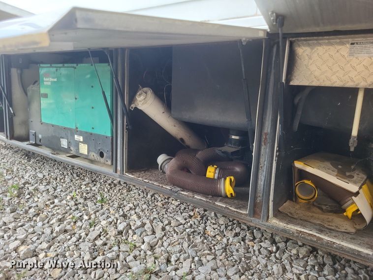 image for item DR4760 2006 Volvo  VNL toy hauler RV