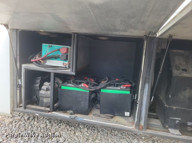 image for item DR4760 2006 Volvo  VNL toy hauler RV