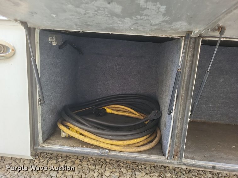 image for item DR4760 2006 Volvo  VNL toy hauler RV