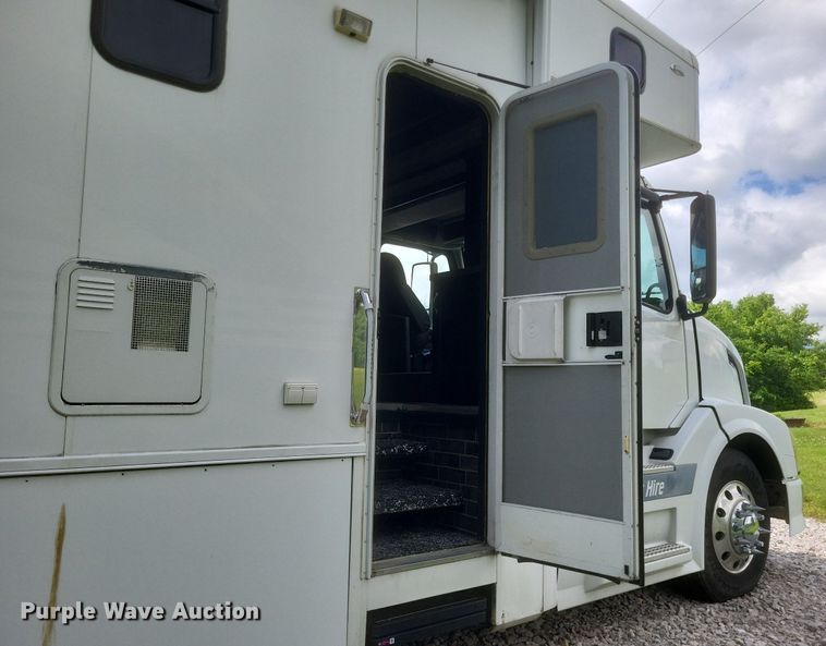 image for item DR4760 2006 Volvo  VNL toy hauler RV