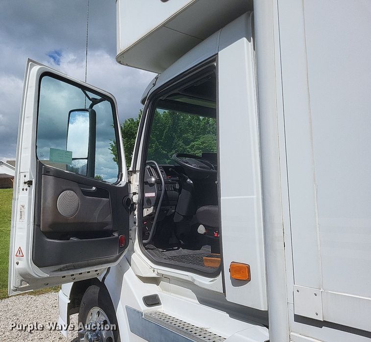 image for item DR4760 2006 Volvo  VNL toy hauler RV