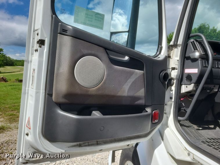 image for item DR4760 2006 Volvo  VNL toy hauler RV