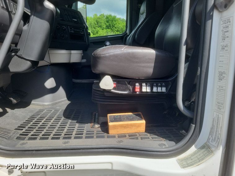 image for item DR4760 2006 Volvo  VNL toy hauler RV