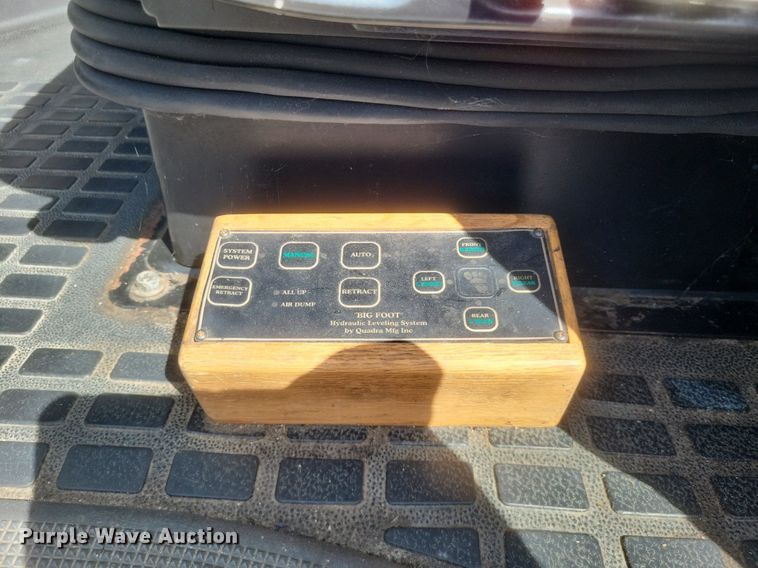 image for item DR4760 2006 Volvo  VNL toy hauler RV