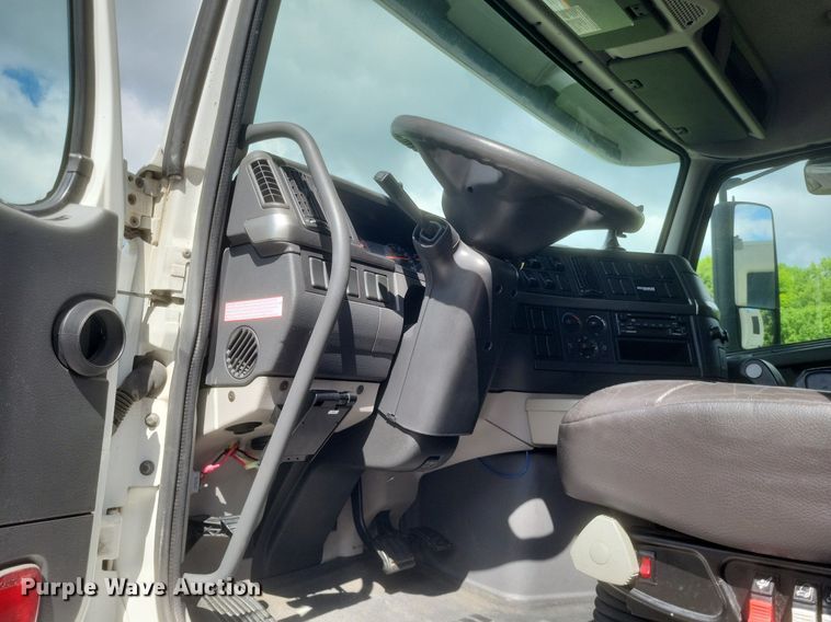 image for item DR4760 2006 Volvo  VNL toy hauler RV