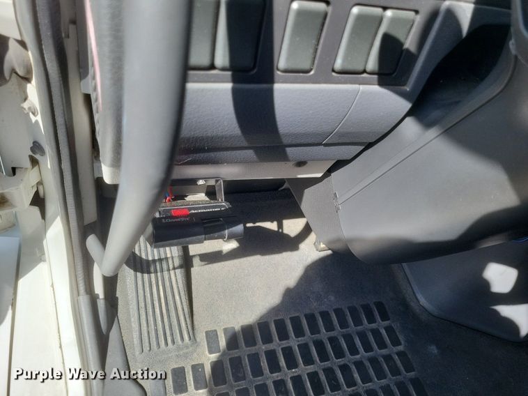 image for item DR4760 2006 Volvo  VNL toy hauler RV