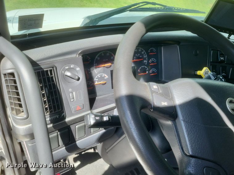 image for item DR4760 2006 Volvo  VNL toy hauler RV