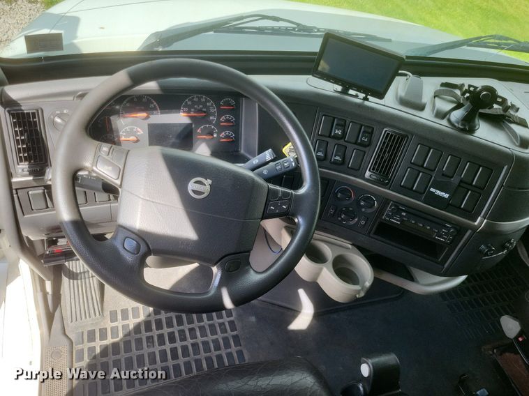 image for item DR4760 2006 Volvo  VNL toy hauler RV