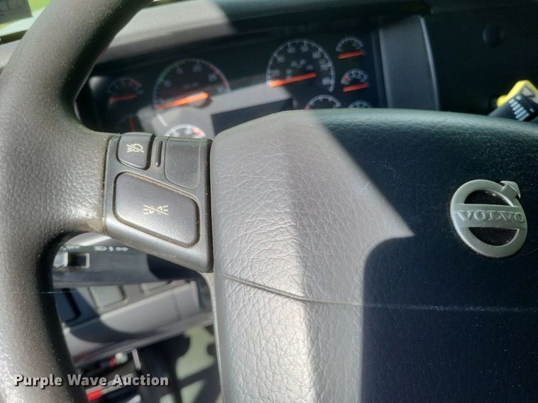 image for item DR4760 2006 Volvo  VNL toy hauler RV