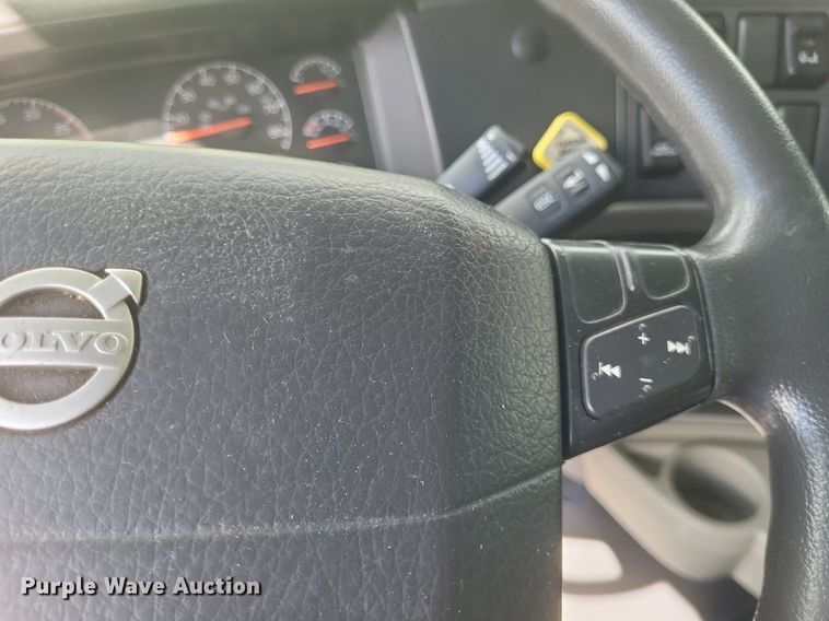 image for item DR4760 2006 Volvo  VNL toy hauler RV