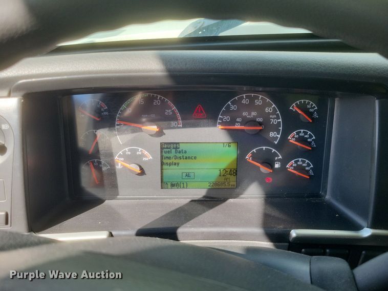 image for item DR4760 2006 Volvo  VNL toy hauler RV