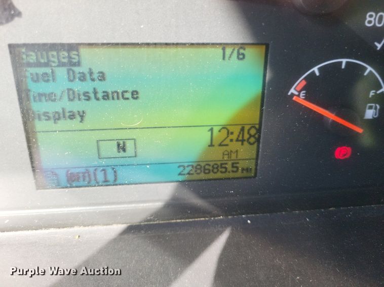 image for item DR4760 2006 Volvo  VNL toy hauler RV