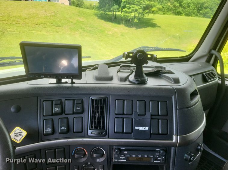 image for item DR4760 2006 Volvo  VNL toy hauler RV