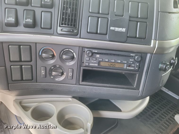 image for item DR4760 2006 Volvo  VNL toy hauler RV