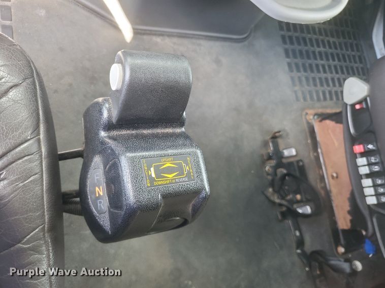 image for item DR4760 2006 Volvo  VNL toy hauler RV