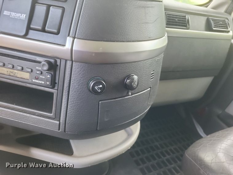 image for item DR4760 2006 Volvo  VNL toy hauler RV