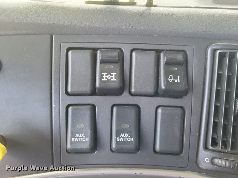 image for item DR4760 2006 Volvo  VNL toy hauler RV