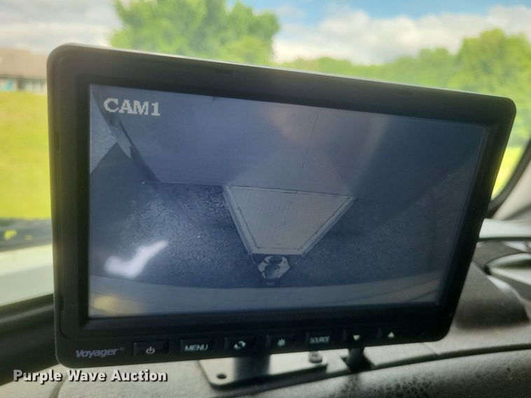 image for item DR4760 2006 Volvo  VNL toy hauler RV