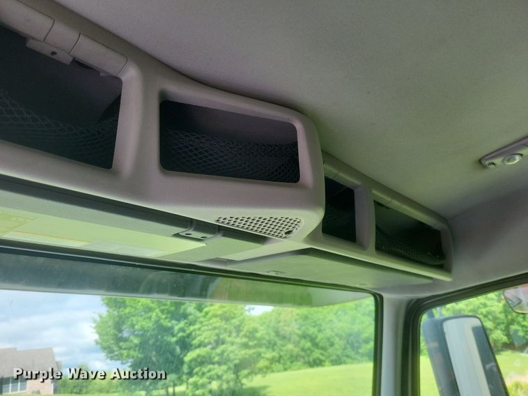 image for item DR4760 2006 Volvo  VNL toy hauler RV