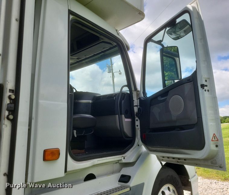 image for item DR4760 2006 Volvo  VNL toy hauler RV