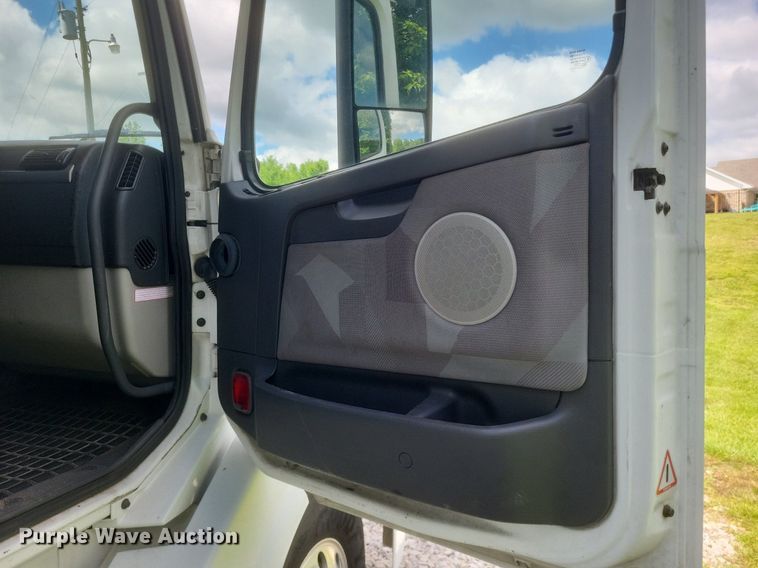 image for item DR4760 2006 Volvo  VNL toy hauler RV