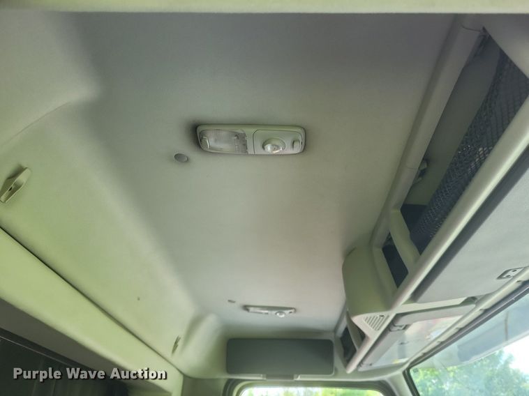 image for item DR4760 2006 Volvo  VNL toy hauler RV