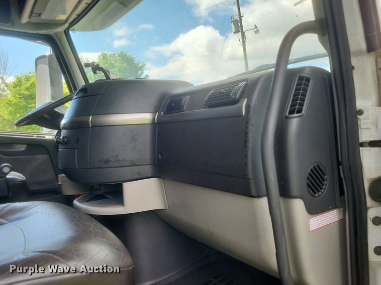 image for item DR4760 2006 Volvo  VNL toy hauler RV