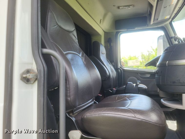 image for item DR4760 2006 Volvo  VNL toy hauler RV