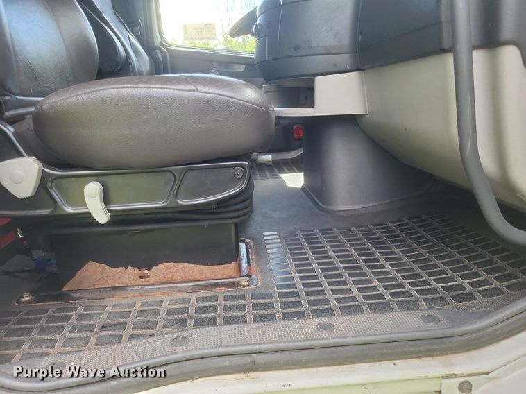 image for item DR4760 2006 Volvo  VNL toy hauler RV