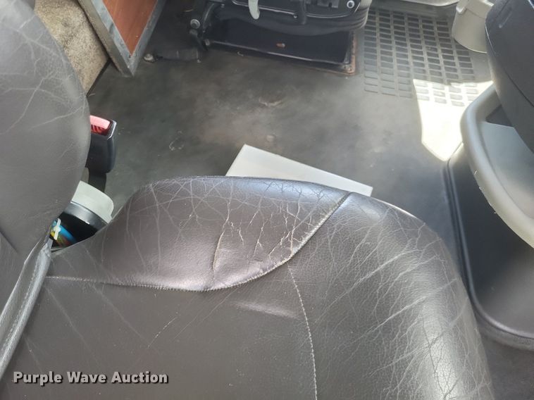 image for item DR4760 2006 Volvo  VNL toy hauler RV