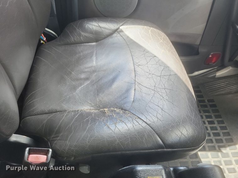 image for item DR4760 2006 Volvo  VNL toy hauler RV