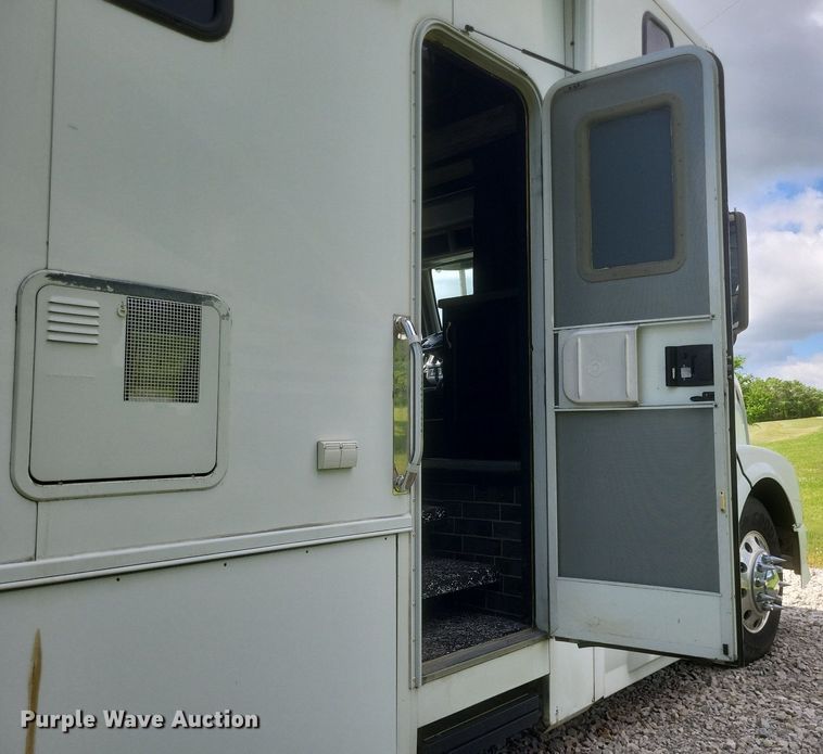 image for item DR4760 2006 Volvo  VNL toy hauler RV