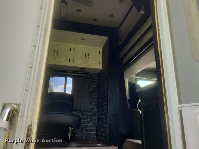 image for item DR4760 2006 Volvo  VNL toy hauler RV