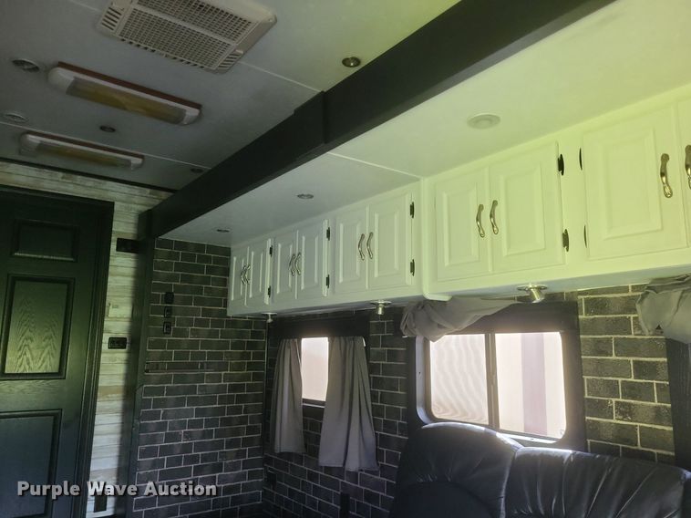 image for item DR4760 2006 Volvo  VNL toy hauler RV