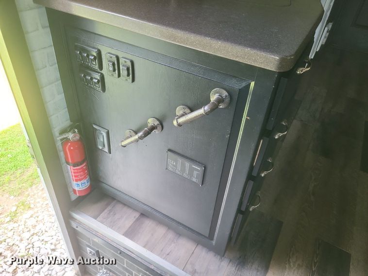 image for item DR4760 2006 Volvo  VNL toy hauler RV