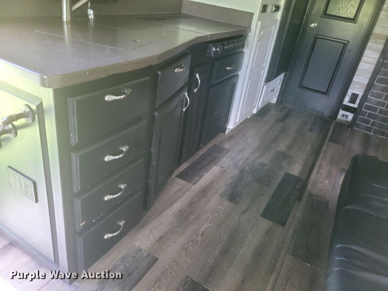 image for item DR4760 2006 Volvo  VNL toy hauler RV