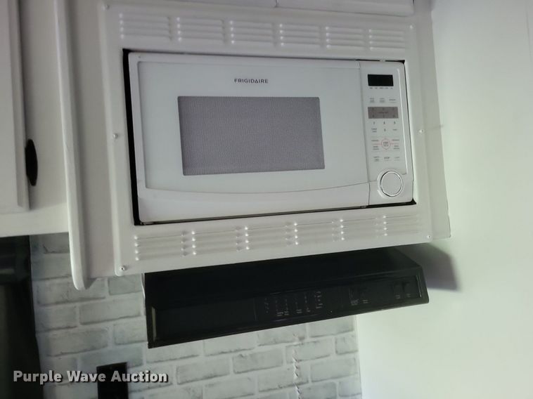 image for item DR4760 2006 Volvo  VNL toy hauler RV