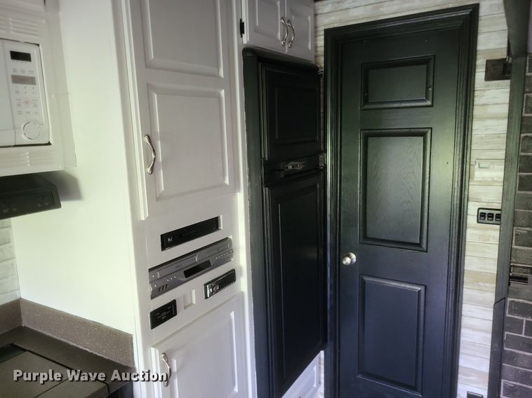 image for item DR4760 2006 Volvo  VNL toy hauler RV