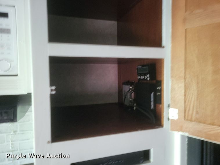 image for item DR4760 2006 Volvo  VNL toy hauler RV