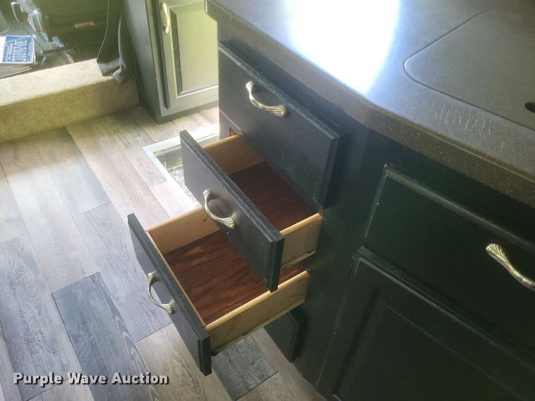 image for item DR4760 2006 Volvo  VNL toy hauler RV