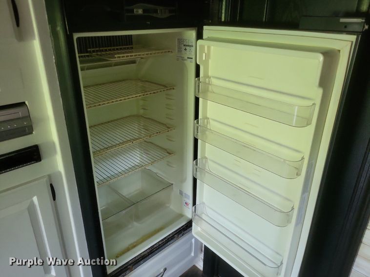 image for item DR4760 2006 Volvo  VNL toy hauler RV