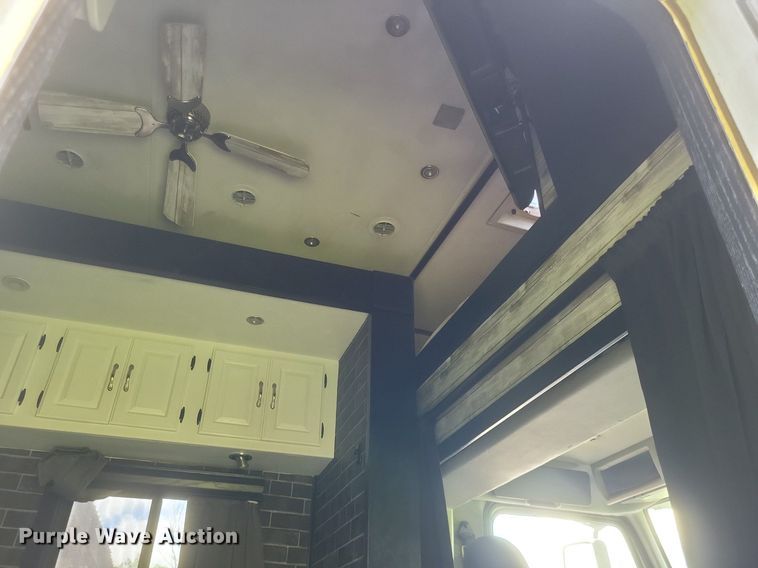 image for item DR4760 2006 Volvo  VNL toy hauler RV