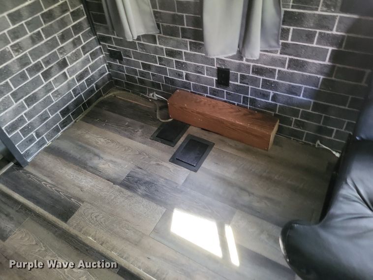 image for item DR4760 2006 Volvo  VNL toy hauler RV