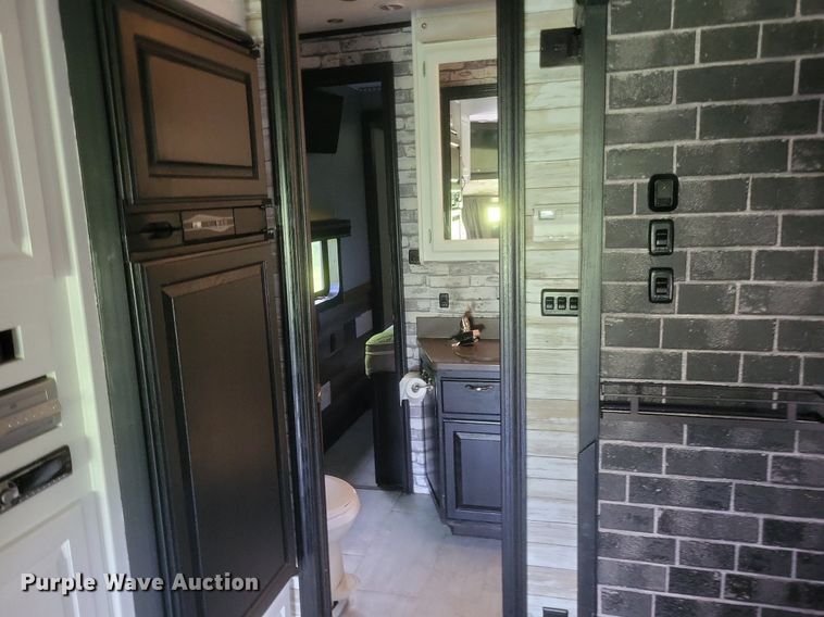 image for item DR4760 2006 Volvo  VNL toy hauler RV