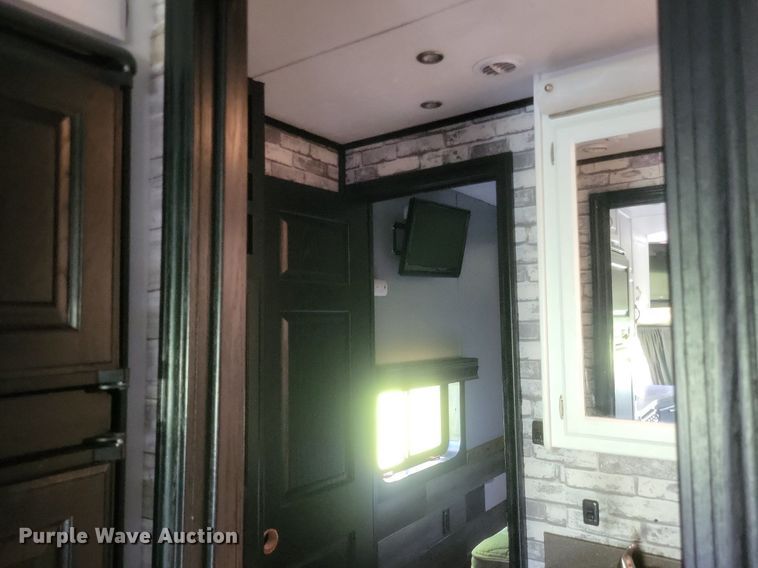 image for item DR4760 2006 Volvo  VNL toy hauler RV