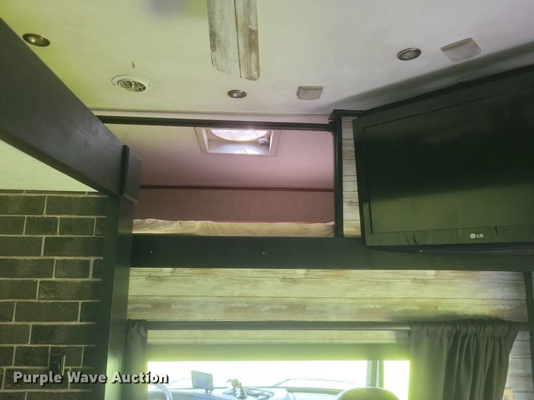 image for item DR4760 2006 Volvo  VNL toy hauler RV