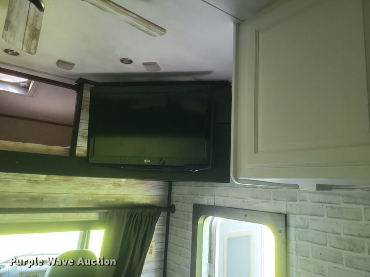 image for item DR4760 2006 Volvo  VNL toy hauler RV