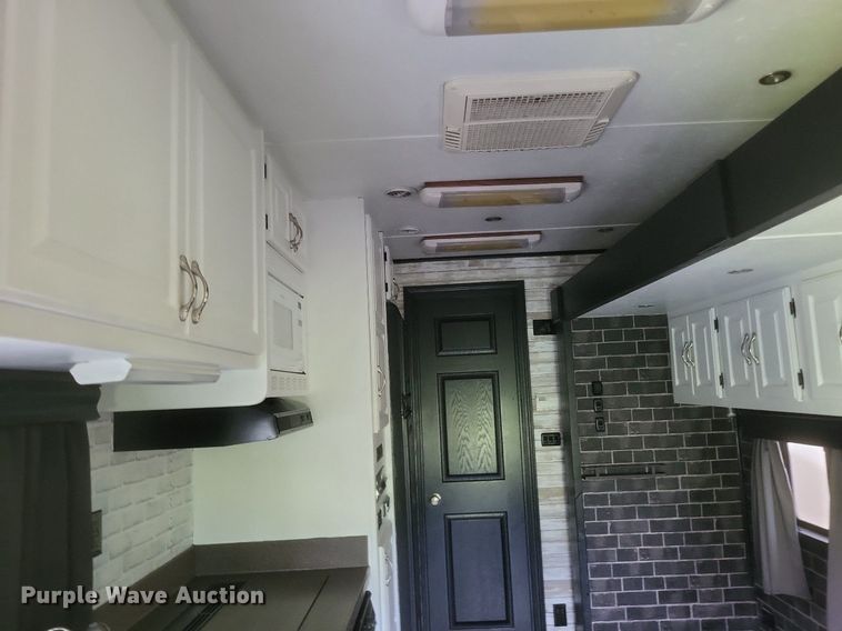 image for item DR4760 2006 Volvo  VNL toy hauler RV