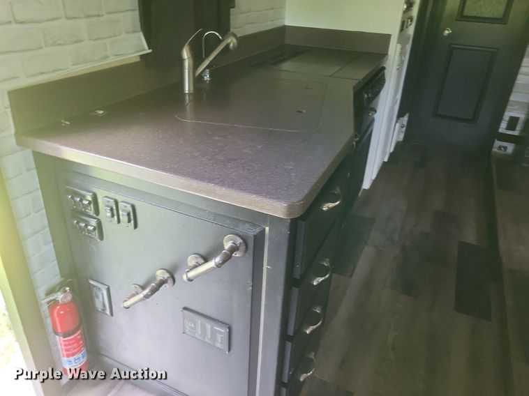 image for item DR4760 2006 Volvo  VNL toy hauler RV