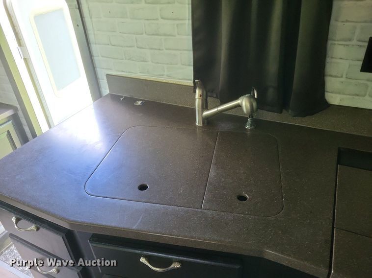 image for item DR4760 2006 Volvo  VNL toy hauler RV